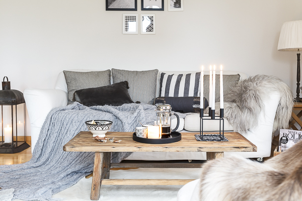 Amalie loves Denmark - Wohnzimmer im Herbst und graue Strickdecke
